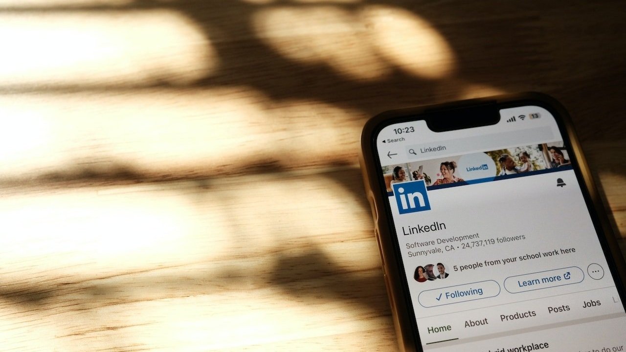 How to Use AI to Attract More Followers on LinkedIn